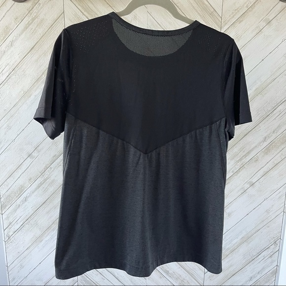 Nike Mens Charcoal Gray Workout Tee - Picture 4 of 5
